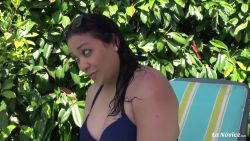 Belle grosse femme haïtienne se fait prendre au bord de la piscine