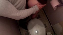 Une caméra cachée film une prof se faisant démonter par un élève dans les toilettes