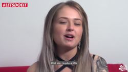 Belle femme mignonne rencontre une bonne bite qui lui fait beaucoup de bien