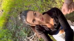 Cette salope brune très sexy suce deux bites en même temps