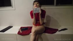 Cochonne brune se touche dans une tenue rouge sexy part 2