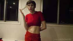 Jeune brune avec une belle poitrine se touche pour toi – Partie 2