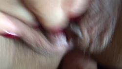 Je me touche la chatte pendant qu’il m’encule