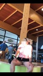 La bourgeoise en mini jupe sur une aire d’autoroute