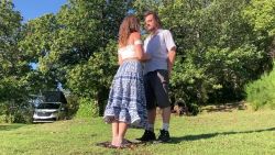 Une pipe de ma femme le cul à l&rsquo;air dans le gazon