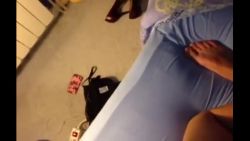 Elle écarte au maximum ses fesses pour que j&rsquo;y rentre ma bite