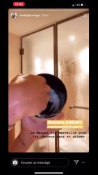 Maddy Burciaga à la douche montre son sein par accident