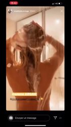 Maddy Burciaga montre ses seins sous la douche