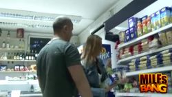 Cette mere de famille n’a plus d’argent et se fait baiser pour payer ses courses