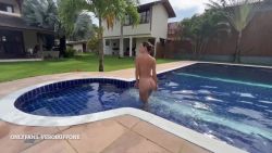 Cette fumeuse avait faim de bite après une petite baignade