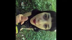 Elle montre sa chatte dans les bois et fini par me sucer