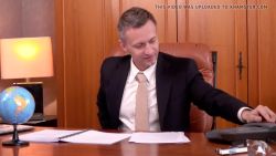 La prof d’anglais passe un bon moment avec le directeur et l’élève