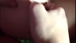 Je prepare le petit cul de ma femme pour une sodomie
