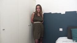 Premiere double pénétration pour cette brune en lingerie sexy