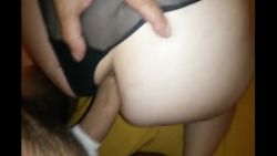 Elle crie de plaisir pendant la sodomie