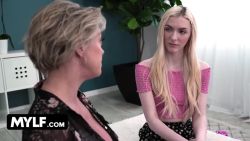 Elle a des seins énormes et baise le copain de sa fille avec elle