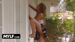 Jeune blonde vraiment sexy apprend de sa belle mère pour baiser avec son copain