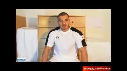Jeune homme musclé se masturbe pour toi devant la cam