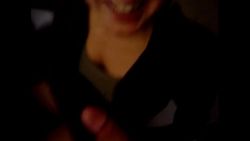 Un jeune couple amateur s’amuse en vidéo