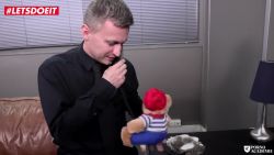 Mes professeurs sont vraiment gentil avec moi en me baisant le cul et la chatte