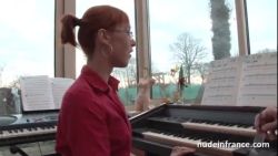 Nouvelle élève rousse m’accueille plutot bien comme son nouveau professeur