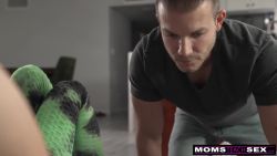 Broutage de chatte après le sport avant de se faire baiser