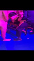 Baise dans une boite de nuit libertine pour cette salope
