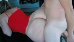 Blonde reçoit une grosse ejac sur le cul après la levrette