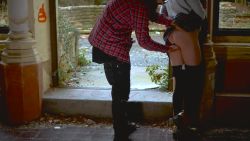 Brunette sexy suce un inconnu dans un château abandonné