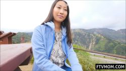 Enorme poitrine asiatique goutte au sexe en pleine nature