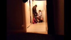 Cette blonde nympho en manque suce le livreur de pizza