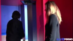 Suppléments finition au sauna pour cette jolie blonde