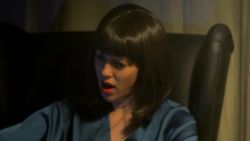 Jolie brunette t&rsquo;aide à jouir avec un sextoy sexy