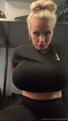 Milf avec des seins ENORMES les montres dans le train
