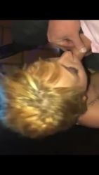 Blonde chienne mange un chibre en boite de nuits
