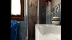 Douche collé serré avec femme ca part en sexe