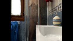 Douche avec ma femme dans la petite cabine de douche