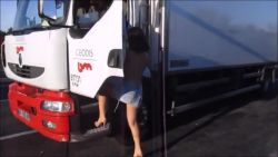 Cette coquine s’occupe des routiers sur les aires d’autoroute
