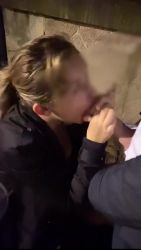 Son gage est de sucer cet homme dans la rue