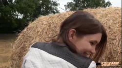 Dans les champs elle se tape deux bonnes queues