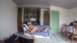 Il baise bien fort sa salope sur le canap