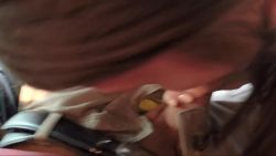 Baisée dans la voiture madame adore se faire tamponner la chatte