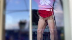 Mon homme me baise à la vue des voisins contre la baie vitrée
