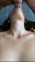 Il remplit ma bouche entière avec sa grosse bite