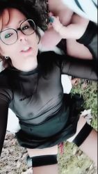 Estoy siendo una puta y follando contra el coche