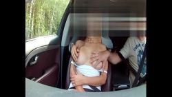 Avoir deux nichons avec des mecs dans une voiture