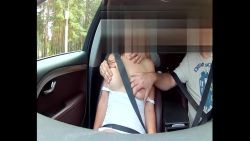 Je me fais peloter par mes potes dans la voiture