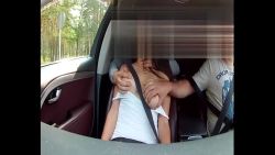On tripote ma femme dans la voiture pendant le trajet