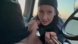 Je suce mon voisin agriculteur avant qu’il me prenne