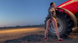 L&rsquo;agriculteur est très en forme et me prend sur son tracteur